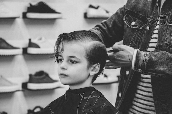 Fotoelektrisch Cirkel regel Hoe zelf het haar van je kinderen knippen? Zelf kinderkapsels knippen +  tips | Glamourista - kapsels